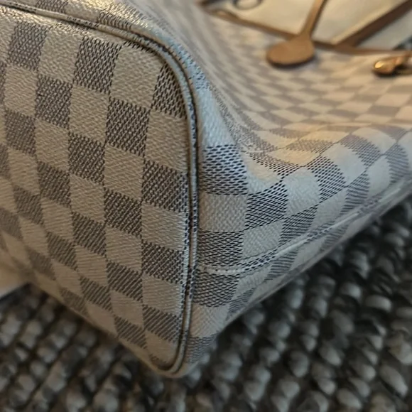 The Neverfull MM tote unites timeless design with heritage details. - Picture 11 of 17